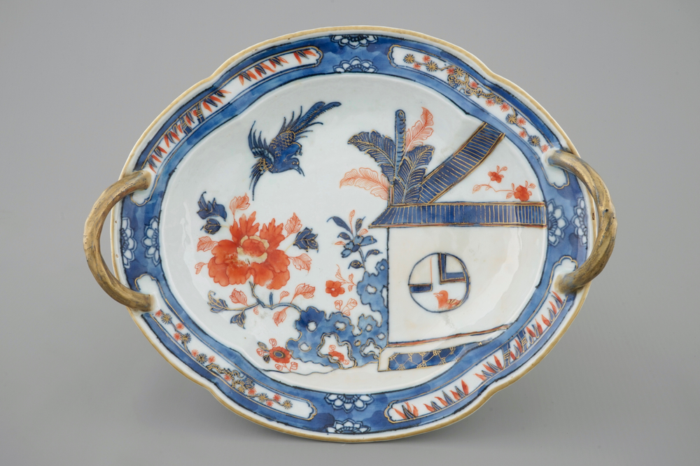 A Chinese Imari style two-handled oval dish on stand, Qianlong, 18th C.