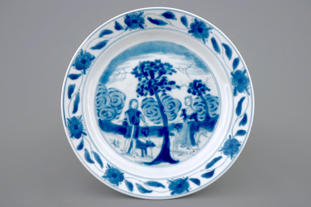 Une assiette en porcelaine de Chine &agrave; d&eacute;cor d'Adam et Eve, Kangxi