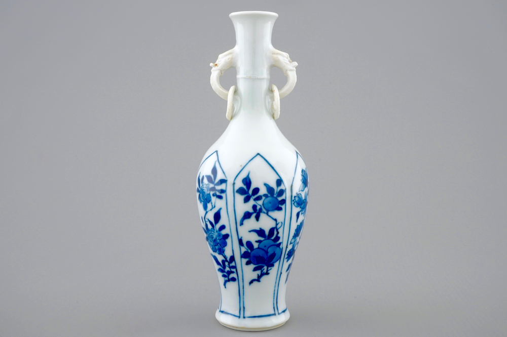 Un vase en porcelaine de Chine bleu et blanc, Kangxi