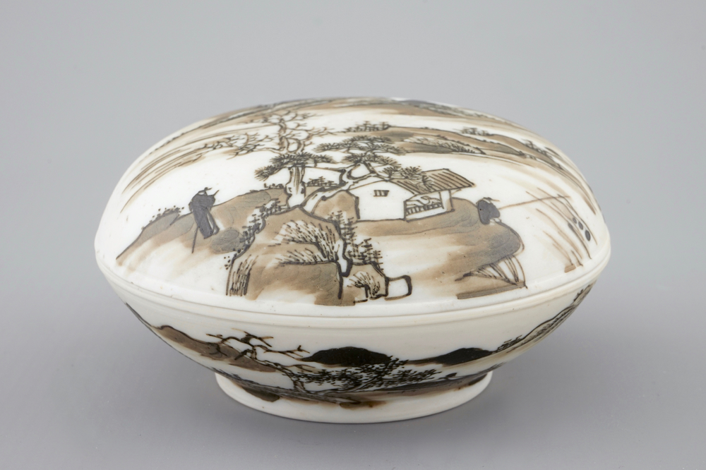 Een rond Chinees doosje voor zegelwas in biscuit, Kangxi
