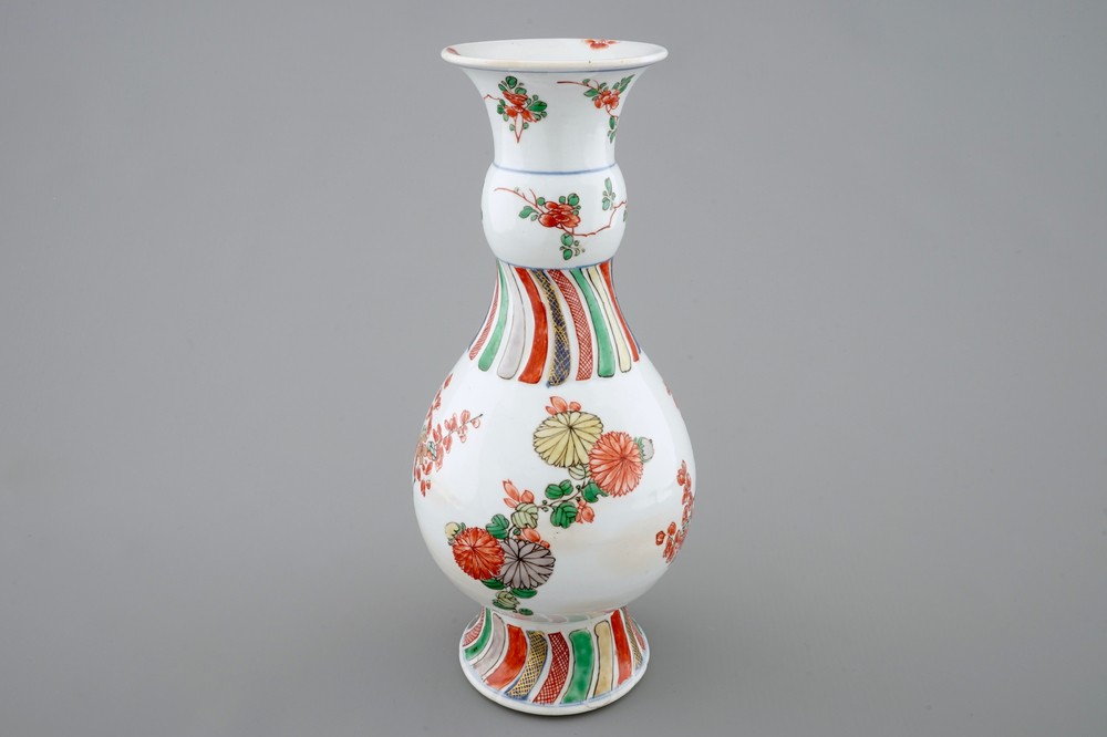 Een Chinese famille verte vaas met floraal decor, Kangxi