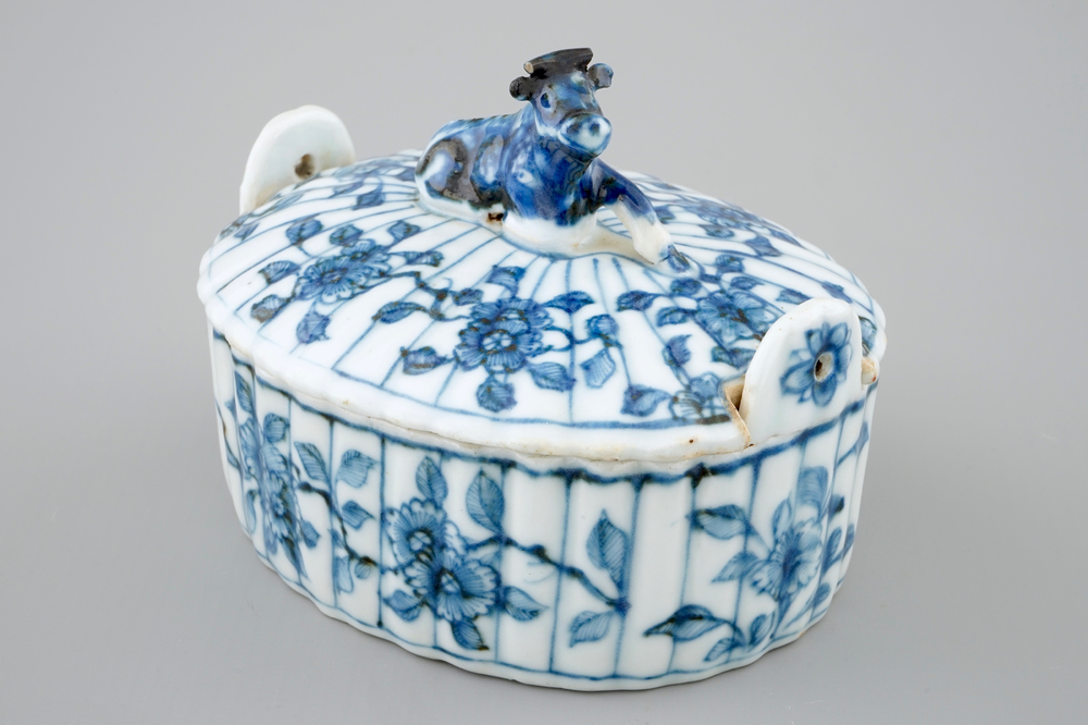 Een Chinese blauw-witte botervloot naar Delfts voorbeeld, Qianlong, 18e eeuw