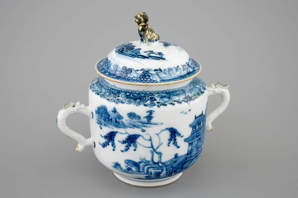 Un sucrier et son couvercle en porcelaine de Chine bleu et blanc dor&eacute;, Qianlong