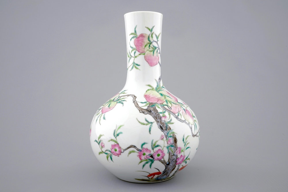 A Chinese tianqiuping bottle vase with 9-peaches design, 19/20th C.1