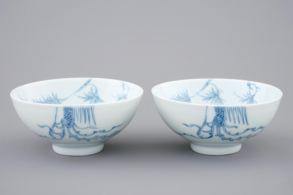 Een paar Chinese blauw-witte "phoenix over de rand" kommen, Yongzheng merk en mog. periode