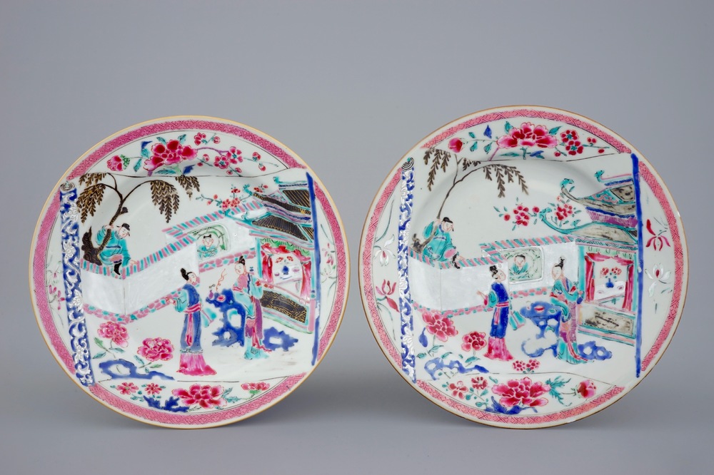 Une paire d'assiettes en porcelaine de Chine famille rose "Romance de la Chambre Occidentale", Yongzheng