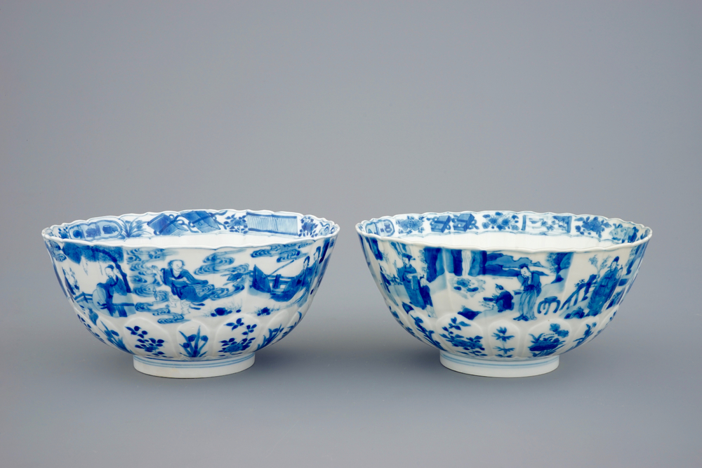 Une paire de bols en porcelaine de Chine bleu et blanc moul&eacute;s en forme de lotus, Kangxi