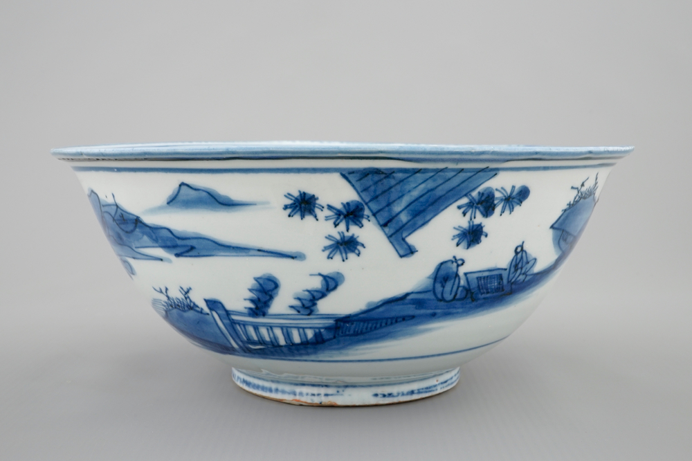 Een Chinese blauw-witte kom met landschapsdecor rondom, Ming Dynastie