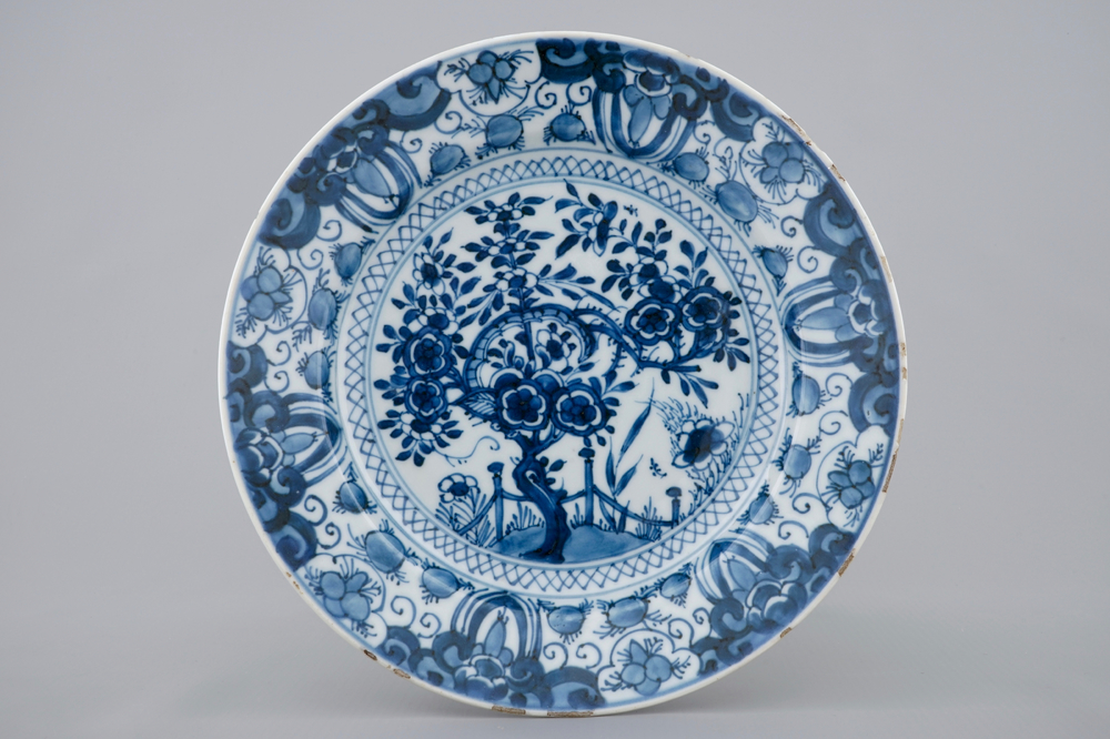 Une assiette en porcelaine de Chine bleu et blanc d'apr&egrave;s un mod&egrave;le de Delft, Qianlong, 18&egrave;me
