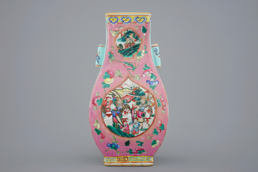Een Chinese famille rose fang hu vaas, 19e eeuw