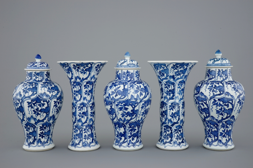 Une garniture de 5 pi&egrave;ces en porcelaine de Chine bleu et blanc, Kangxi