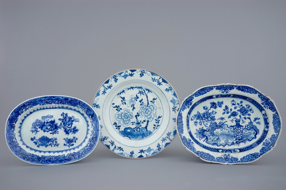 Deux plats ovales et un rond en porcelaine de Chine bleu et blanc, Qianlong