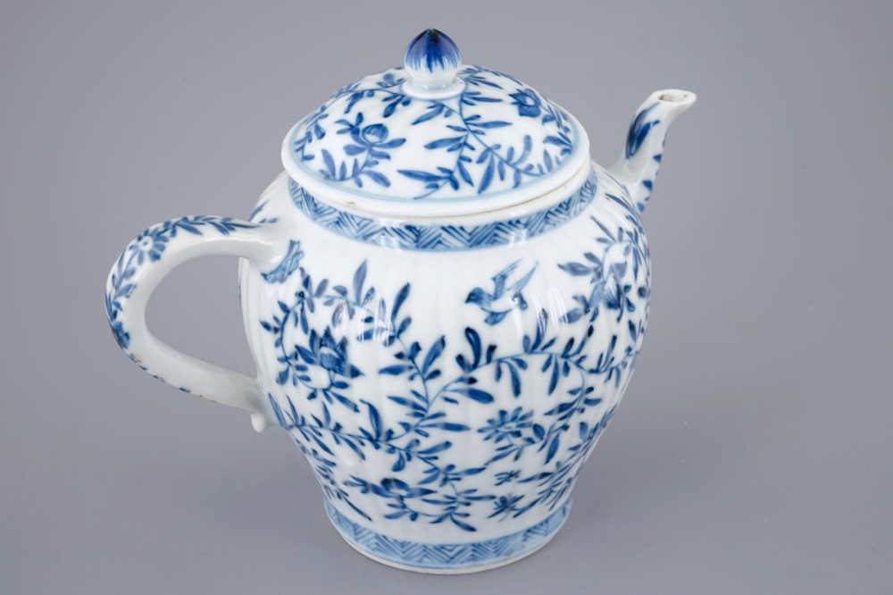 Een kleine Chinese blauw-witte theepot met deksel, Kangxi