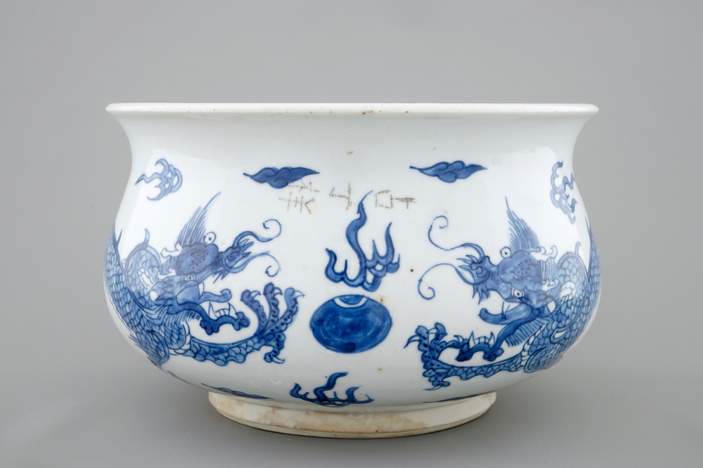 Een Chinese blauw-witte wierookbrander met vechtende draken, Kangxi