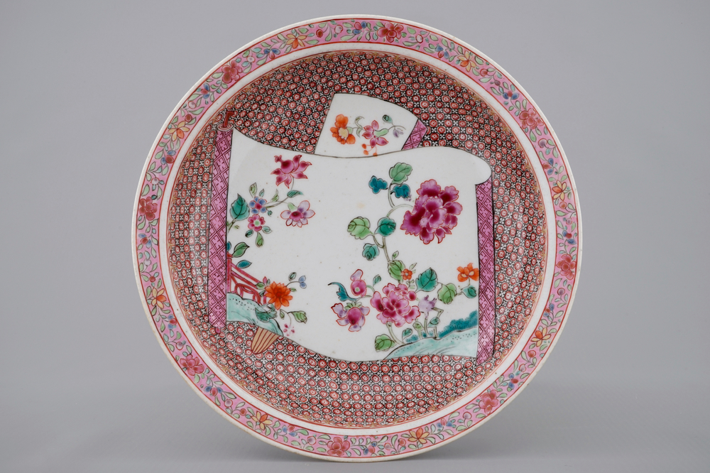 Een Chinees famille rose bord met floraal decor, Yongzheng, 1723-1735