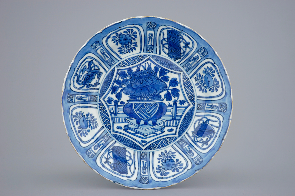 Un plat au vase fleuri en porcelaine de Chine bleu et blanc de type Kraak, Wanli, 1573-1619