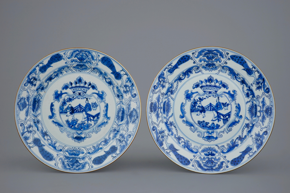 A pair of Chinese blue and white dishes with crowned medallions, Kangxi