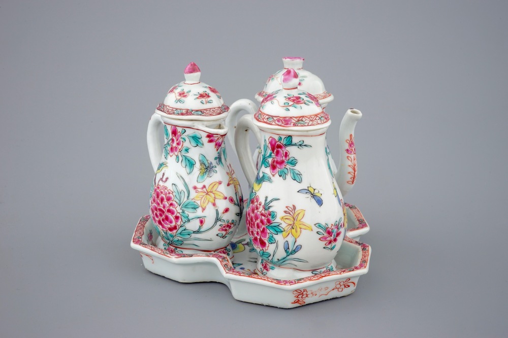 Un ensemble de 3 aigui&egrave;res sur pr&eacute;sentoir en porcelaine de Chine famille rose, Yongzheng, 1723-1735