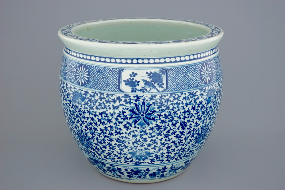 Een Chinese blauw-witte viskom met decor van lotus scrolls, 19e eeuw