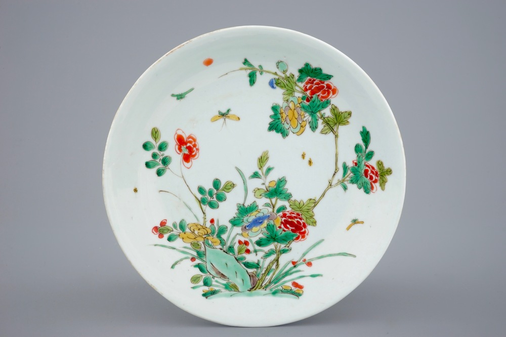 Een Chinees famille verte bord met floraal decor, Kangxi