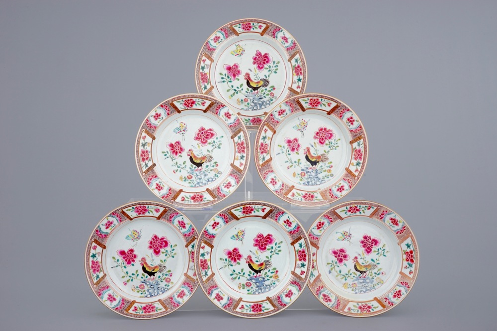 Een set van zes Chinese famille rose borden met hanen, 18e eeuw