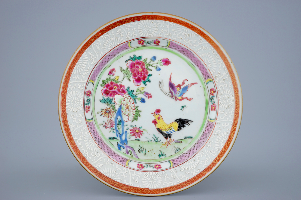 Een fijn Chinees famille rose bord met bianco sopra bianco rand, Yongzheng/Qianlong