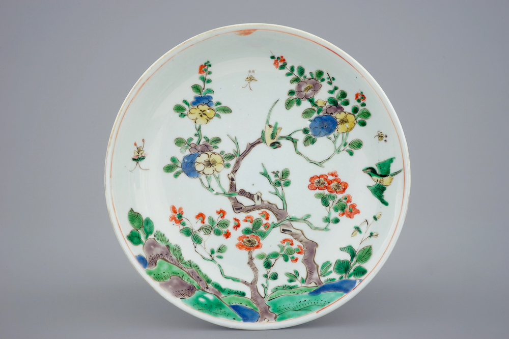 Een Chinees famille verte bord met floraal decor, Kangxi