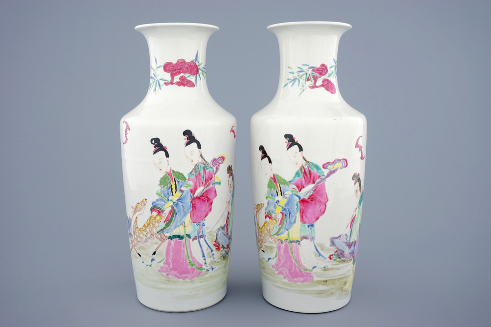 Une paire de vases rouleau en porcelaine de Chine famille rose aux dames et un cerf, Yongzheng, 1723-1735