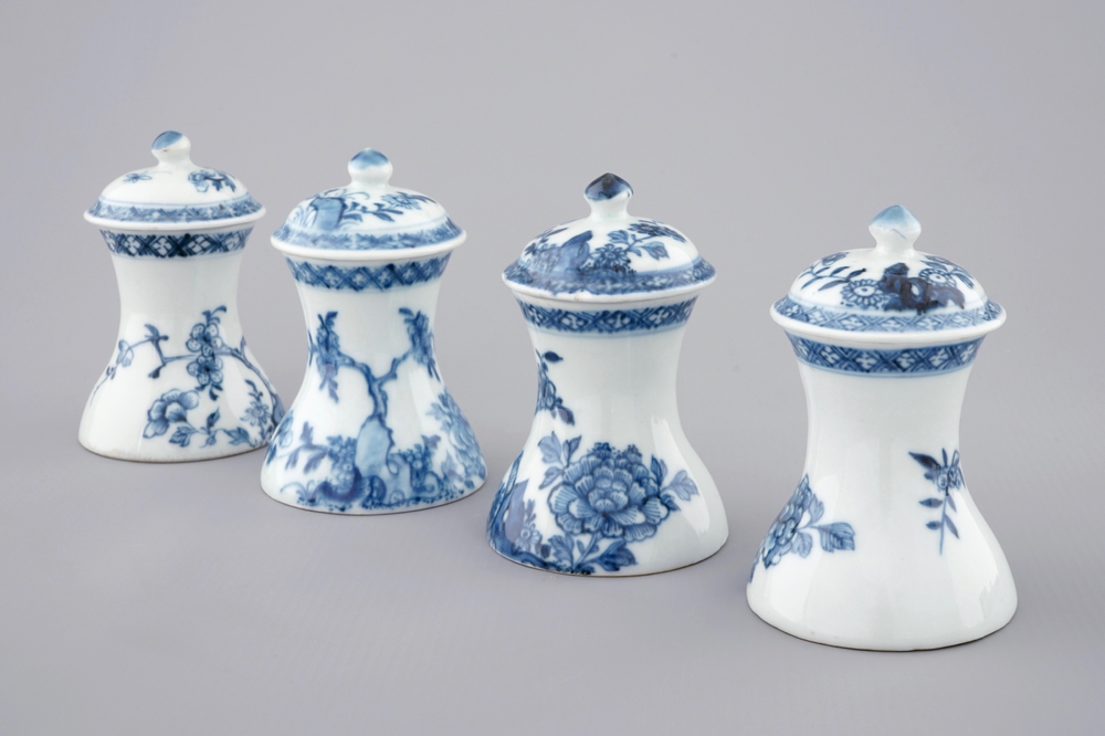 Een set van vier bodemloze Chinese blauw-witte stolpjes met floraal decor, Qianlong, 18e eeuw