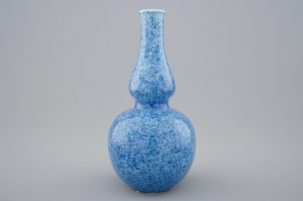 A Chinese monochrome powder blue double gourd vase, 18/19th C.
