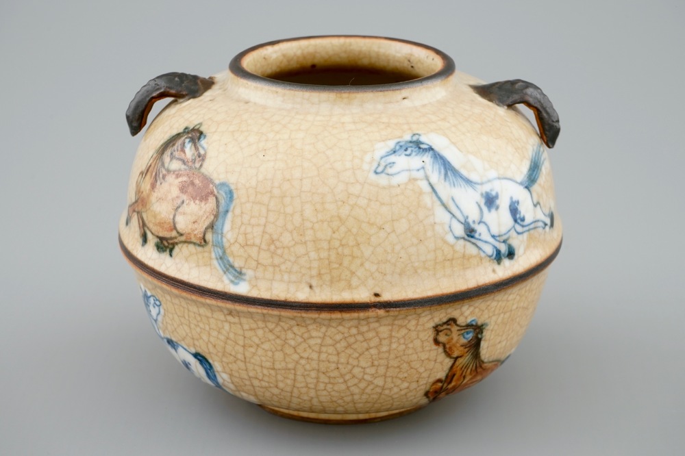 A globular Chinese vase with horses on a crackled brown ground, 18/19th C.