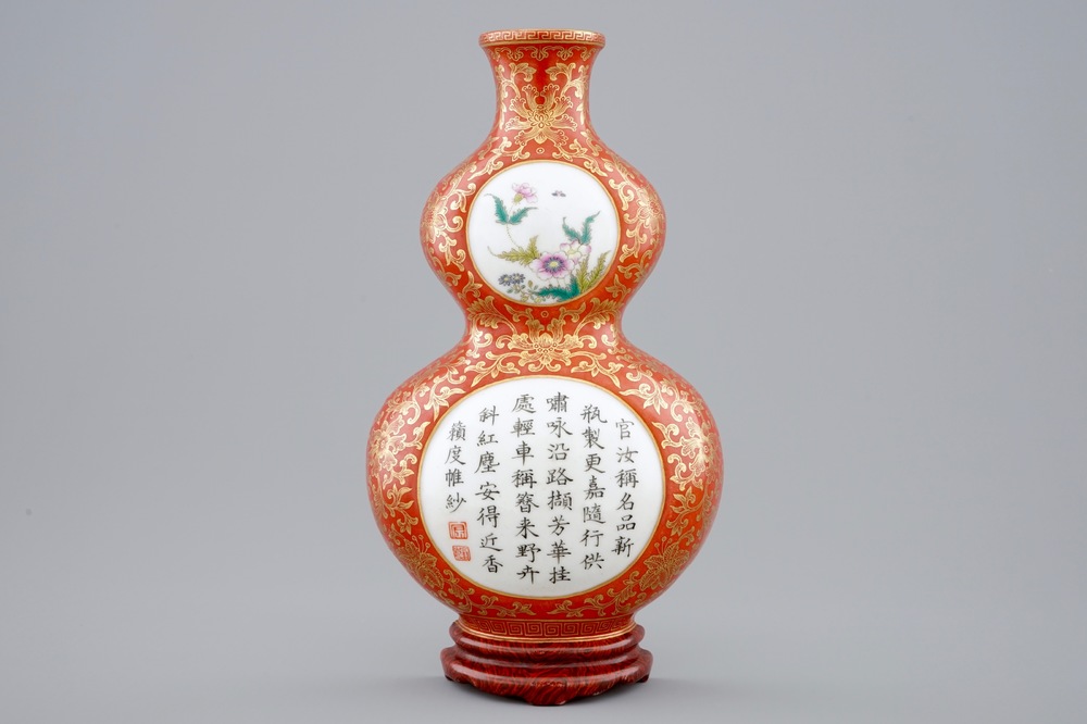 Een Chinees famille rose op verguld en koraalrode fond muurvaasje, gemerkt Qianlong, 19/20e eeuw
