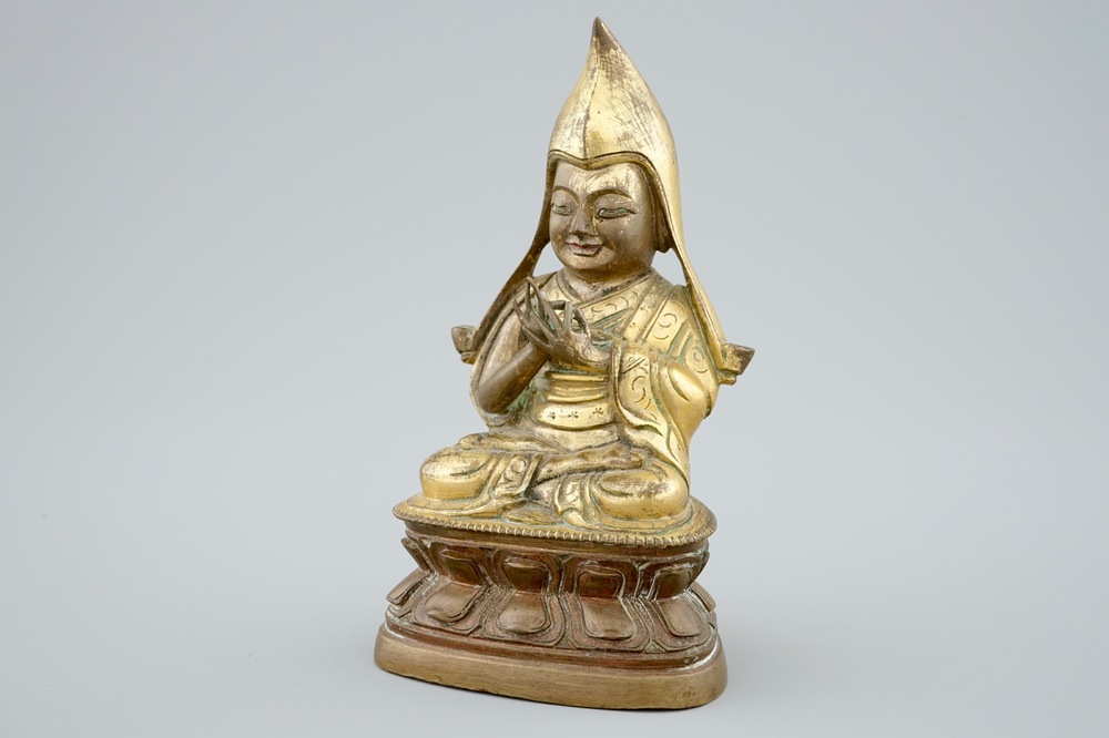 Une figure d'un Lama assis sur un double tr&ocirc;ne de lotus en bronze dor&eacute; sino-tibetan, 19&egrave;me