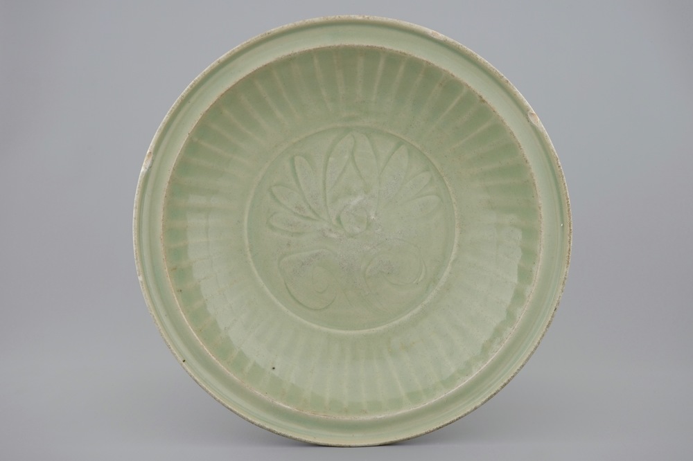 Un plat en c&eacute;ladon de Longquan &agrave; d&eacute;cor incis&eacute; de lotus, Chine, Dynastie Ming, 15&egrave;me