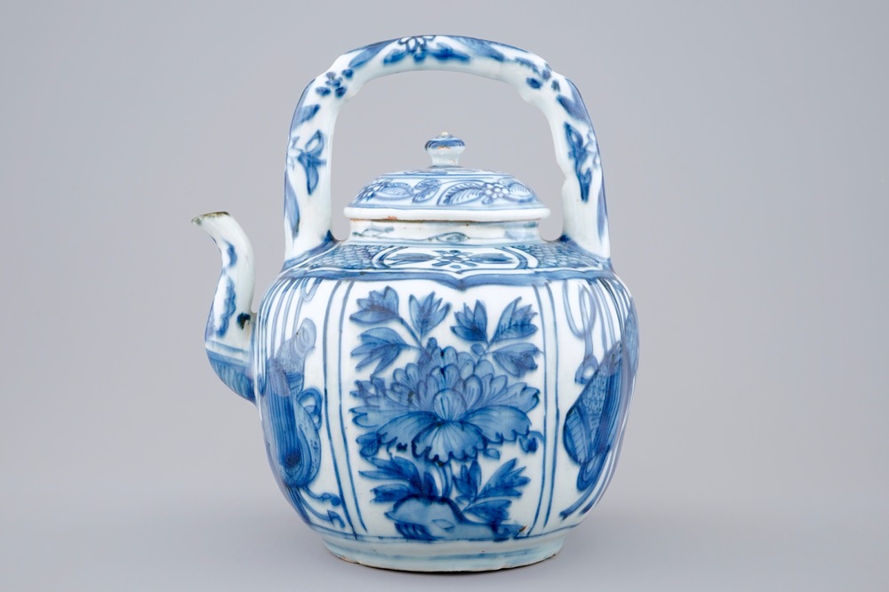 Un pot &agrave; vin en porcelaine de Chine bleu et blanc de type Kraak, Wanli, 1573-1619