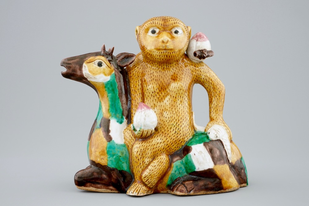 Une aigui&egrave;re en forme de singe assis sur un cerf en biscuit &eacute;maill&eacute; famille verte, Chine, Kangxi