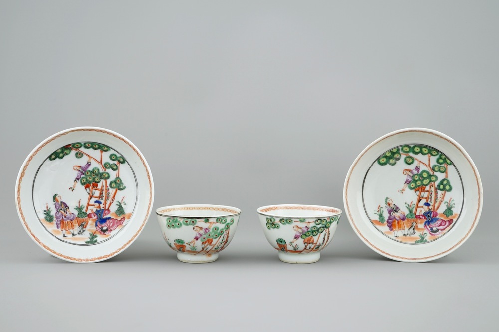 Een paar Chinese koppen en schotels met kersenplukkers, Qianlong, 18e eeuw