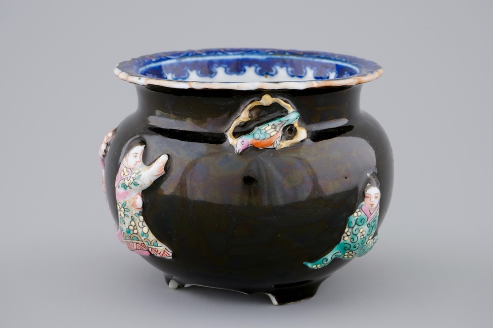 A Chinese famille rose on black-ground moulded censer, 19/20th C.