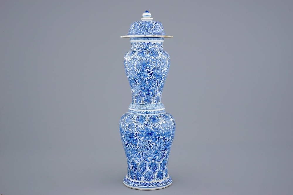 Un vase de forme tr&egrave;s rare en porcelaine de Chine bleu et blanc, Kangxi