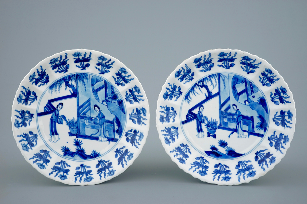 Une paire d'assiettes lob&eacute;es en porcelaine de Chine bleu et blanc, Kangxi