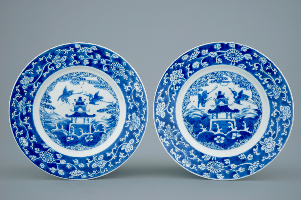 Une paire d'assiettes en porcelaine de Chine bleu et blanc &agrave; d&eacute;cor de pagodes, Kangxi