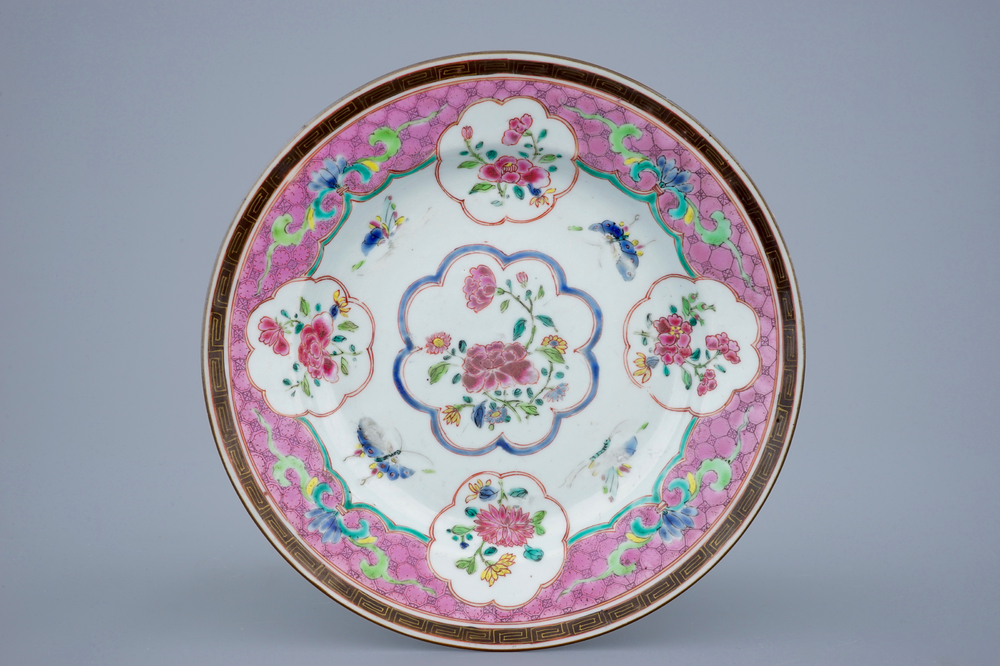 Een Chinees famille rose bord met vlinders, Qianlong, 18e eeuw