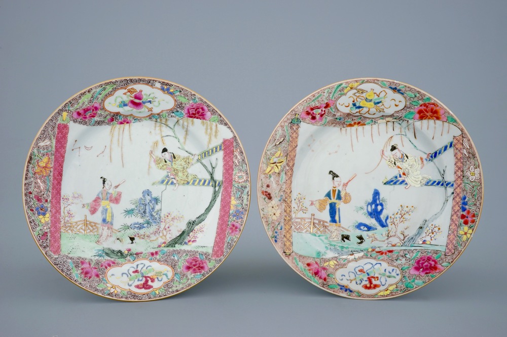 Une paire d'assiettes en porcelaine de Chine famille rose "Romance de la Chambre Occidentale", Yongzheng