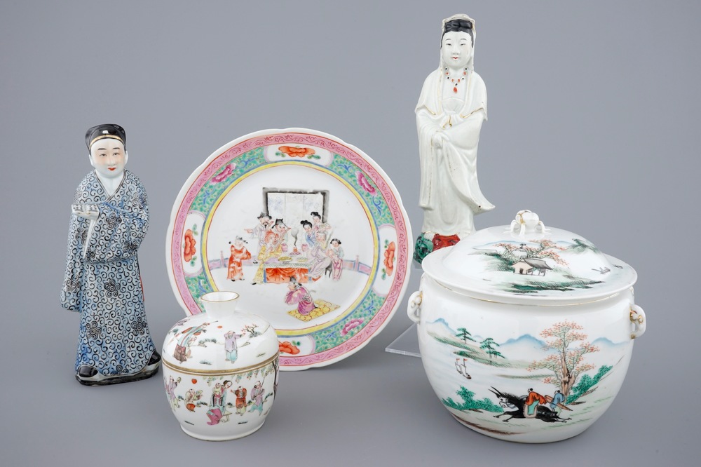 A varied lot of Chinese famille rose porcelain, 19/20th C.