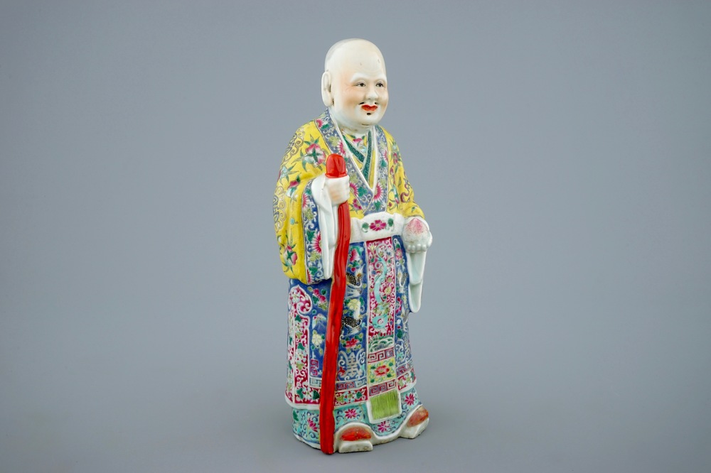 Een Chinese famille rose figuur van Shou Lao, 19e eeuw