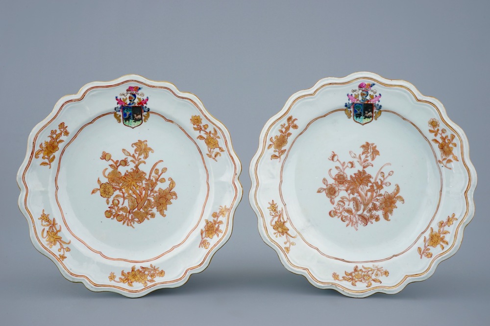 Een paar Chinese borden voor de Spaanse markt met het wapen van Arguello, Qianlong, ca. 1770