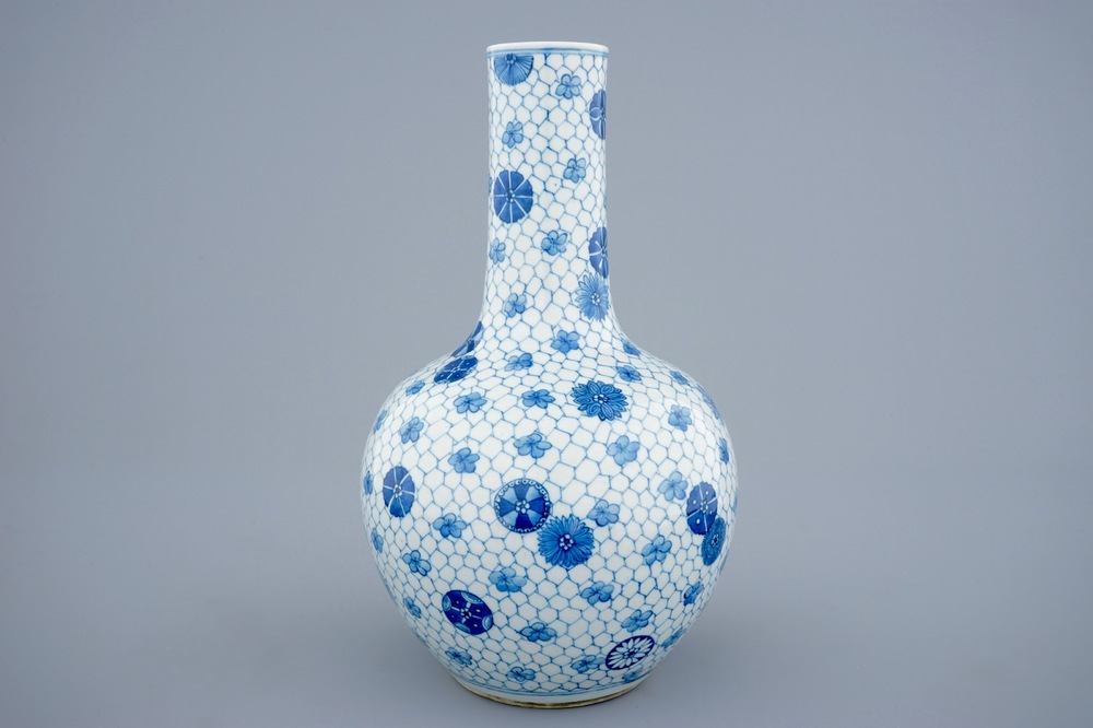 A Chinese blue and white tianqiuping bottle vase, 19th C.