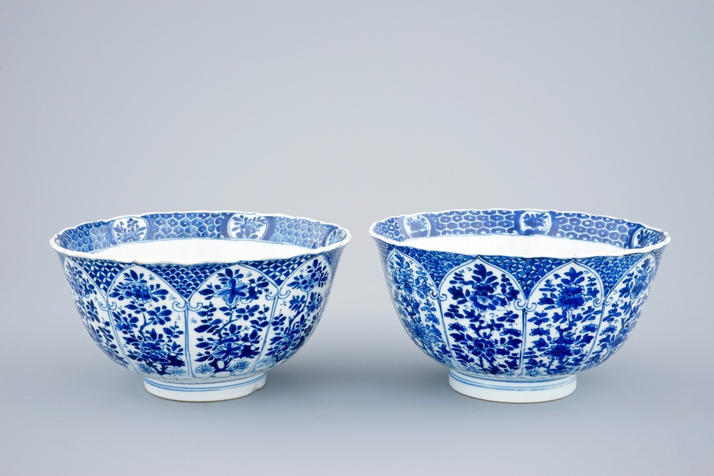 Een paar blauw-witte Chinese kommen met floraal decor, Kangxi