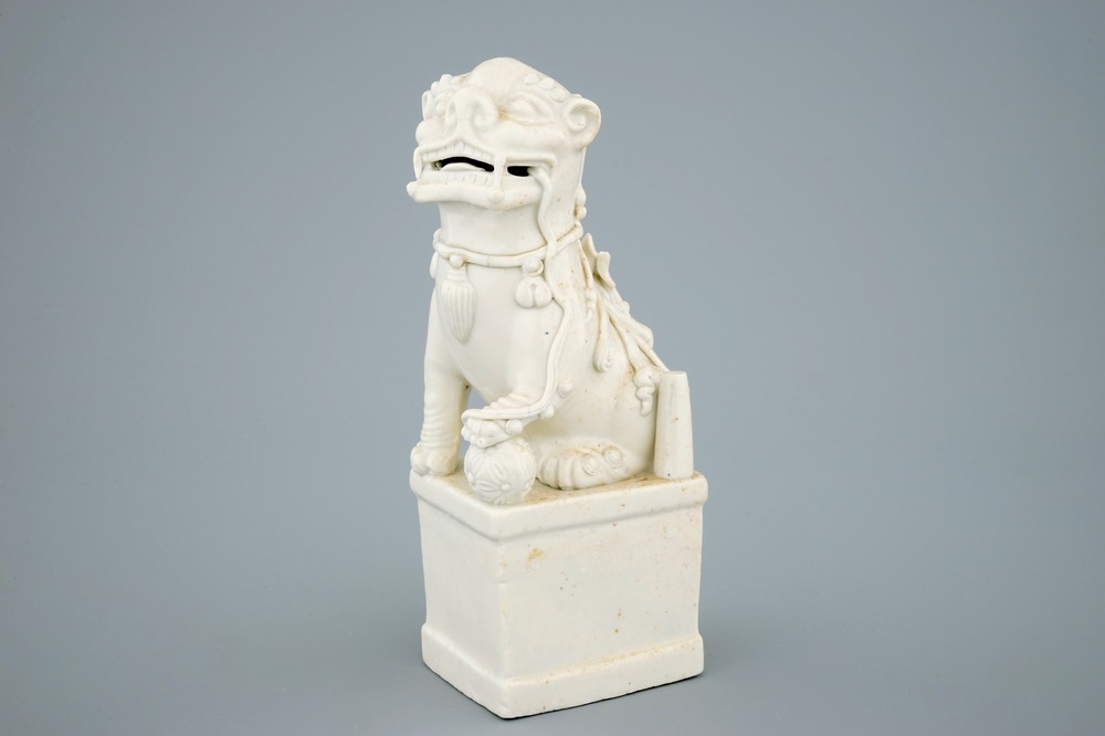 Un mod&egrave;le d'un lion en porcelaine blanc de Chine de Dehua, Kangxi