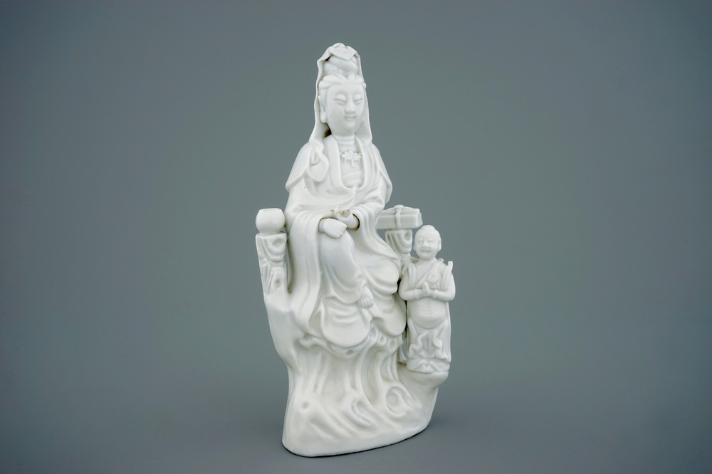 Een Chinese Dehua blanc de Chine figuur van Guanyin met kind, 18/19e eeuw
